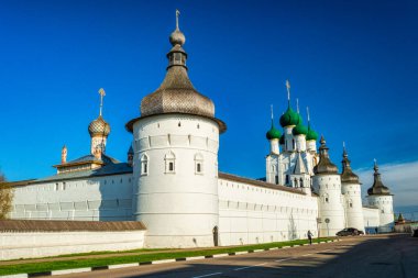 Güneşli bir yaz gününde mavi gökyüzüne karşı Rostov Kremlin. Rusya 'nın altın yüzüğü. Rostov Veliky, Rusya-Mayıs 2018