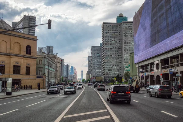 Şehrin boş sokakları. Sokak New Arbat. Az sayıda araba. Moskova, Rusya-Mayıs 2018
