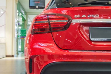 Kırmızı Mercedes GLA 250. Mercedes-Benz galerisinde yeni modern araba GLA 250. Dikiz aynası. Stop lambası. Vladimir, Rusya, Temmuz 2018