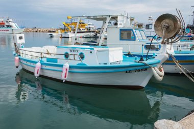Bir yaz günü rıhtımda balıkçı tekneleri. Ayia NAPA, Kıbrıs-Mart 2019