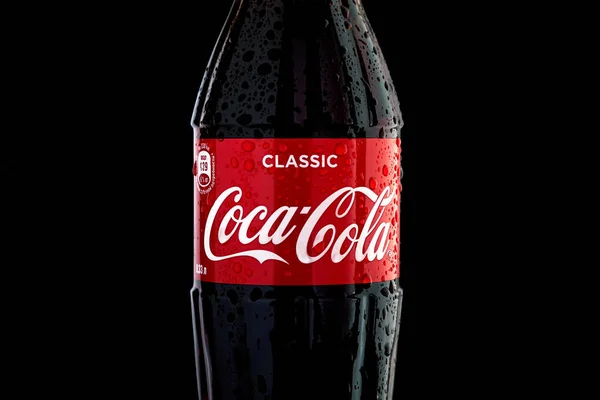 Coca Cola Ετικέτα Στο Νερό Σταγόνες Ένα Κλασικό Γυάλινο Μπουκάλι — Φωτογραφία Αρχείου