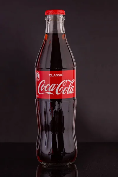 Κλασικό Γυάλινο Μπουκάλι Coca Cola Όγκο Λίτρα Που Απομονώνονται Μαύρο — Φωτογραφία Αρχείου