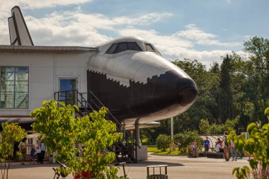 Güneşli bir yaz gününde ulusal ekonomi (VDNH) başarıları sergisinde Buran fırlatma aracı. Popüler turist eğlencesi. Rusya, Moskova, Ağustos 2020