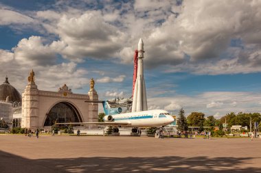 Güneşli bir yaz gününde Ulusal Ekonomi Başarı (VDNH) sergisinde Vostok fırlatma aracı ve Sovyet Yak-42 uçağının bir kopyası. Popüler turist eğlencesi. Rusya, Moskova, Ağustos 2020