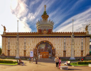 Güneşli bir yaz gününde ulusal ekonominin (VDNH) başarıları sergisinde pavyonların dekoratif unsurları. Popüler turist eğlencesi. Rusya, Moskova, Ağustos 2020