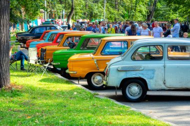 Sokolniki Parkı 'nda klasik araba ve motosiklet sergisi. Sovyet arabası Zaporozhets, hava soğutmalı motorlu. Bir sürü araba ve bir sürü farklı renk. Moskova, Rusya, Ağustos 2019