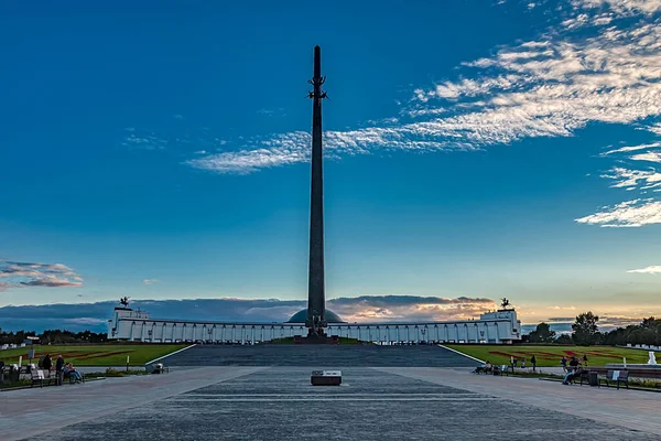 Cielo Azul Atardecer Con Nubes Sobre Monumento Victory Park Colina — Foto de Stock