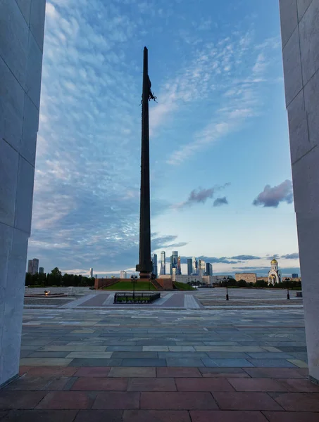Cielo Azul Atardecer Con Nubes Sobre Monumento Victory Park Colina — Foto de Stock