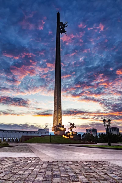 Cielo Colorido Atardecer Con Nubes Sobre Monumento Victory Park Colina — Foto de Stock