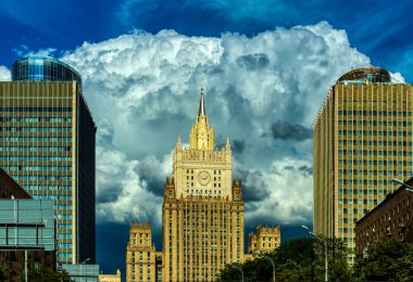Rusya Federasyonu Dışişleri Bakanlığı binasının arka planında Moskova, Rusya, Temmuz 2019 'da meydana gelen bir fırtına var.