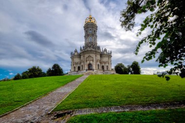 Moskova 'nın Dubrovitsa bölgesindeki en kutsal Theotokos Kilisesi yaz fırtınasının arka planına karşı. Moskova, Rusya, Temmuz 2019