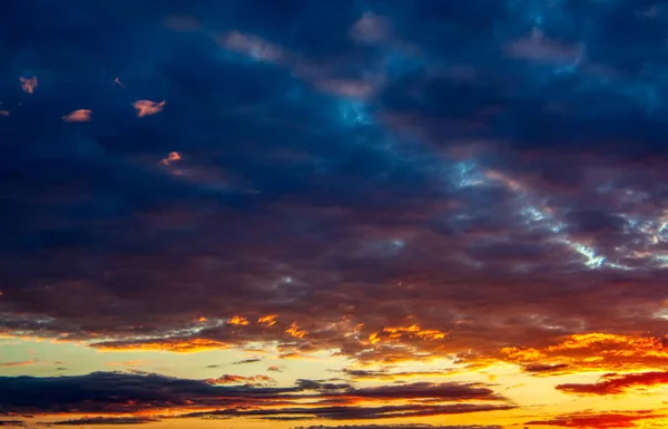 Panorama Céu Noite Com Dramáticas Nuvens Laranja Roxo Azul Escuro — Fotografia de Stock