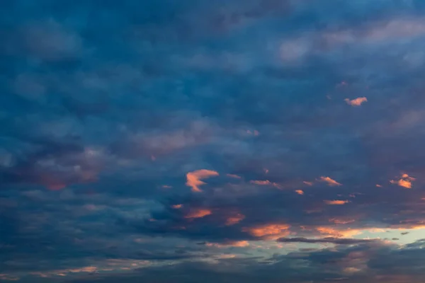 Panorama Céu Noite Com Dramáticas Nuvens Laranja Roxo Azul Escuro — Fotografia de Stock