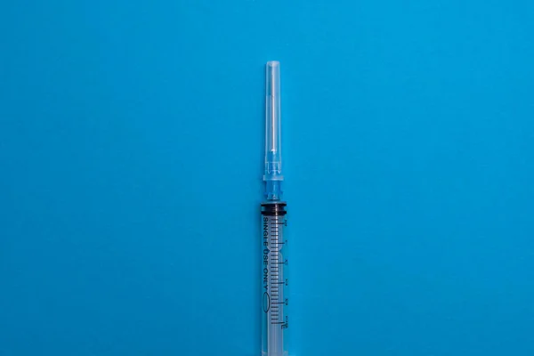 Orvosi Fecskendő Kék Háttérrel Minimalista Kilátás Fentről Orvosi Fogalmak Antibiotikumok — Stock Fotó