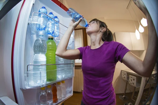 Verschwitzte Frau Trinkt Wasser Blick Aus Dem Offenen Kühlschrank Der — Stockfoto