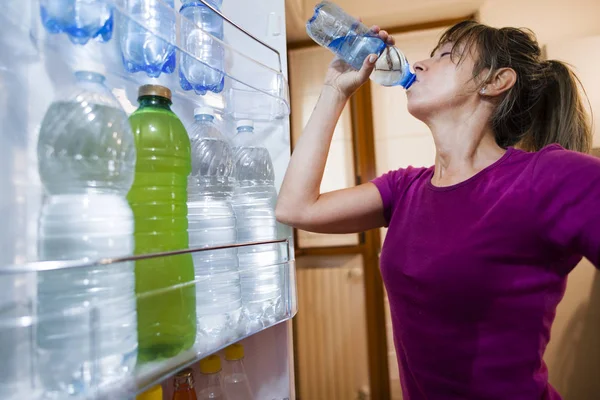 Verschwitzte Frau Trinkt Wasser Blick Aus Dem Offenen Kühlschrank Der — Stockfoto