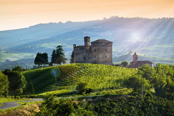 Pohled Hrad Grinzane Cavour Při Západu Slunce Obloha Žlutá Oranžová — Stock fotografie