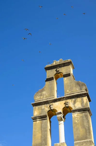 Stormo Rondini Vola Nel Cielo Blu Sopra Campanile Grecia Corfù — Foto Stock