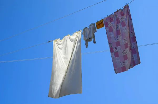Schlafanzug Und Bettlaken Hängen Faden Vor Einem Gesättigten Blauen Himmel — Stockfoto