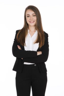 Uzun saçlı kız gülümseyerek, kollarını çarpı işareti, bir siyah takım elbise ve beyaz gömlek giyiyor duruyor