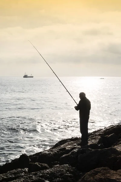 Pescatore Piedi Con Canna Pesca Mano Sulle Rocce Tramonto Sul — Foto Stock