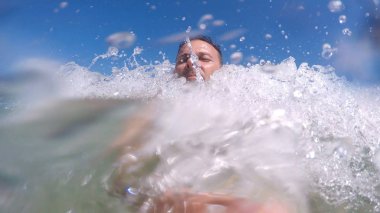 Deniz dalgalarının ortasında gemi enkazı