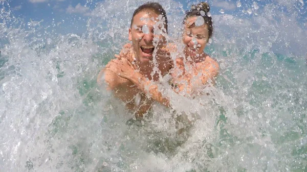 Çift denizde dalgalar içinde eğlendi çalış — Stok fotoğraf