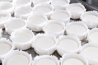Taze peynir sadece plastik sepetler yerleştirilir