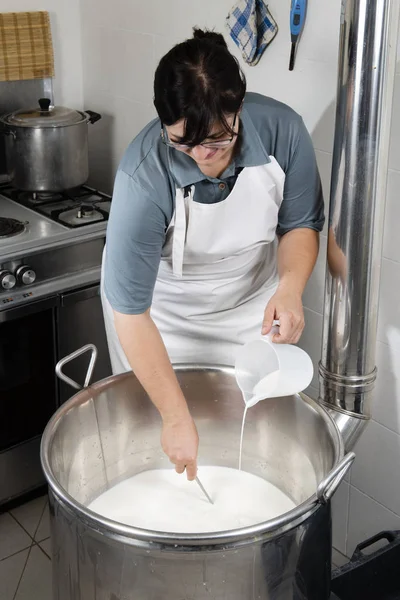 Cheesemaker vierte cuajo — Foto de Stock