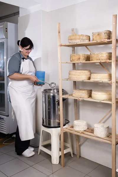 Cheesemaker pours rennet — Stock Photo, Image