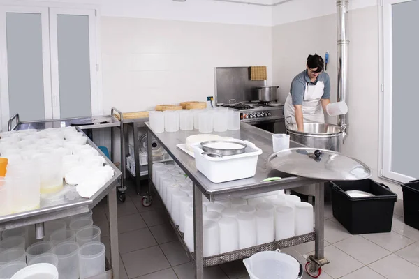 Cheesemaker rennet döker — Stok fotoğraf