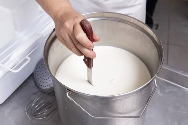 치즈 메이커는 웅크리는 우유를 잘라 — 스톡 사진