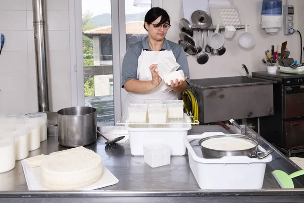 Cheesemaker fordul a formák a friss sajt — Stock Fotó