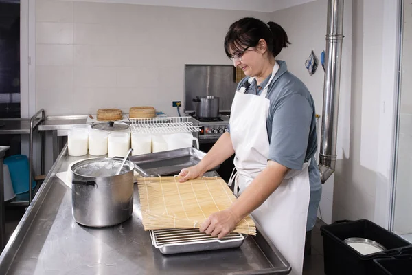 Cheesemaker tipik bir süreç için acele taze peynir koyar — Stok fotoğraf