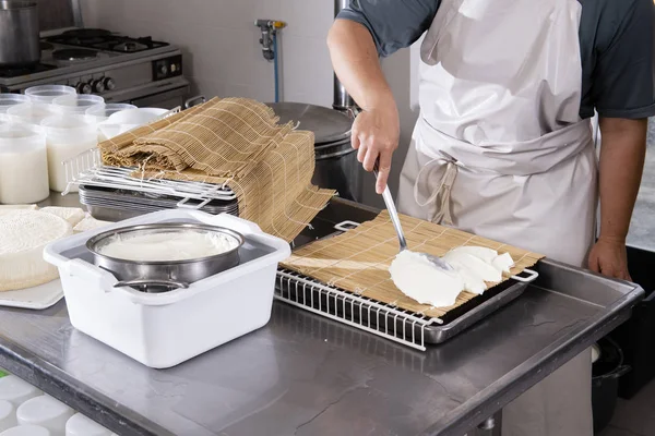 Cheesemaker klade na spěch čerstvý sýr při typickém procesu — Stock fotografie