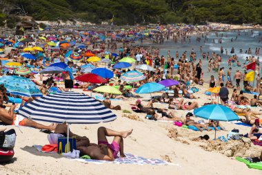 Sahil Cala Mesquida Mayorka ön planda kalabalık 