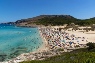 Cala Mesquida Mayorka İspanya sahilinde görünümü