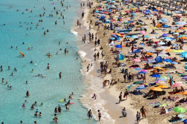 touris ile kalabalık plaj ve kıyı şeridinin üstünden görünümü