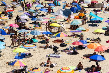 turistler ve şemsiyeler ile kalabalık plaj yukarıdan görünümü