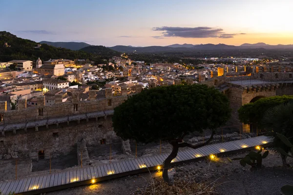 城からカプデペラ・マヨルカの街で夜に見られる — ストック写真