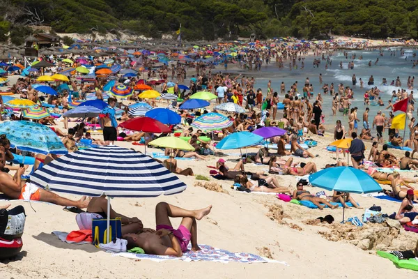 Strand zsúfolt Cala Mesquida Mallorca az előtérben a — Stock Fotó