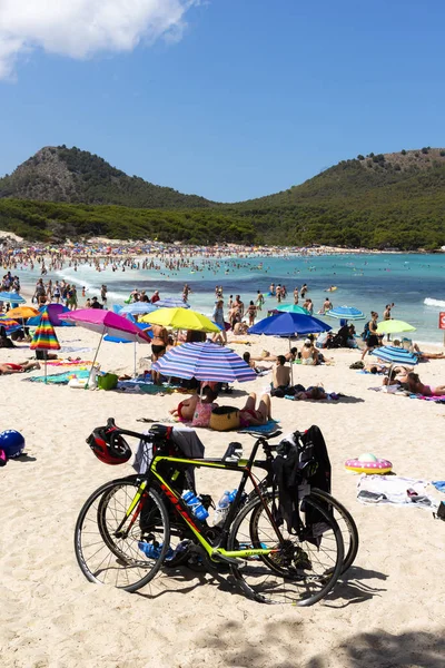 Kilátás nyílik a strandra a Cala Agulla Mallorca Spanyolország a kerékpárok — Stock Fotó