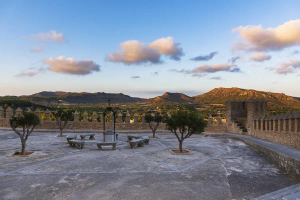 Claustro com bancos e poço no Santuário de Sant Salvador Imagem De Stock