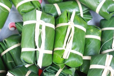 Yapışkan pirinç karışımı ricea haşlanmış, muz muz yaprakları ile sarılmış, bambu sopalarla birlikte, sonra ısı ile popüler Tay insanların geleneksel Tay gıda festival süresince getirdi.