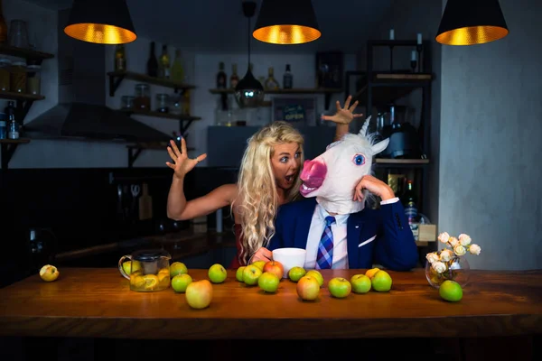 Coppia insolita trascorrere del tempo insieme al bancone del bar in appartamenti eleganti — Foto Stock