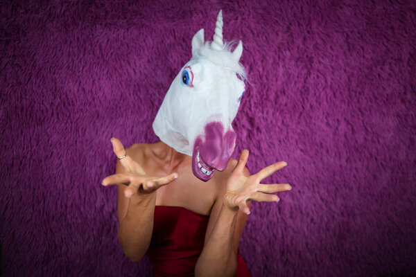 Смешная девушка единорог очень удивлен и жестикулирует. Странная молодая женщина
