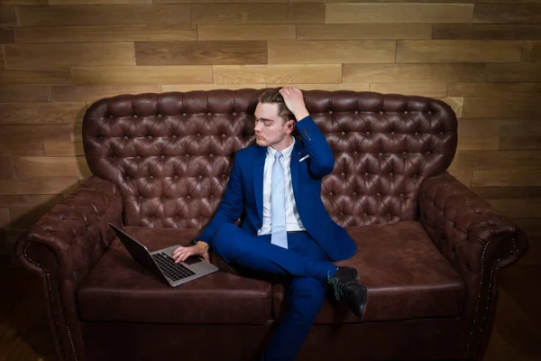 Seriöser Mann im Anzug arbeitet im Homeoffice mit Laptop — Stockfoto