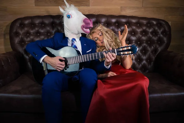 Adam müzik maske ve giysi