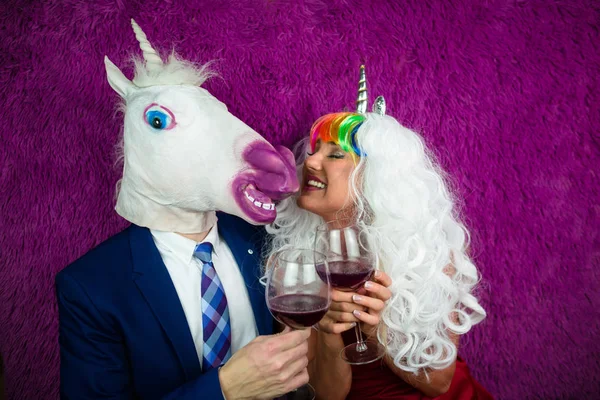 Портрет странной пары на фиолетовом фоне Лицензионные Стоковые Изображения