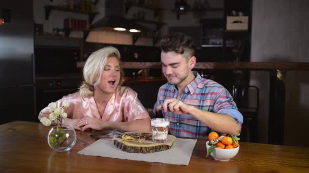 Joven Pareja Hermosa Sienta Juntos Mesa Delante Bandeja Con Panqueques — Vídeo de stock